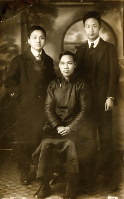 1921年4月外国语学社学员合影。左起：周伯棣、罗亦农、柯庆施.png