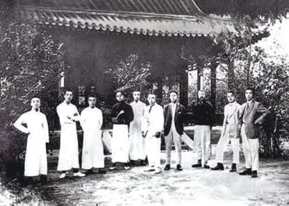 1920 年7 月，少年中国学会成立一周年纪念时，部分会员在北京岳云别墅合影，右三为李大钊.jpeg