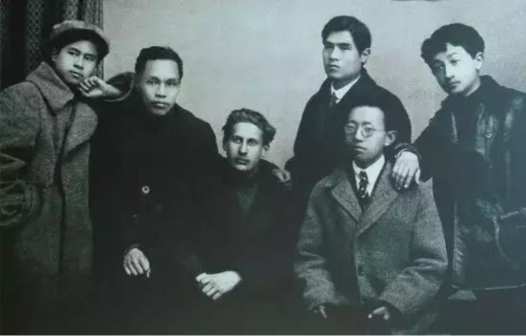 1923年4月，罗亦农（左二）与任弼时（左一）在莫斯科.png